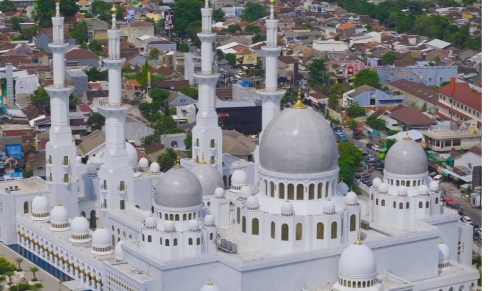 Wisata Terbaru 2024, Masjid Sheikh Zayed Berbalut Religi yang Wajib Dikunjungi di Solo Bikin Batin Adem