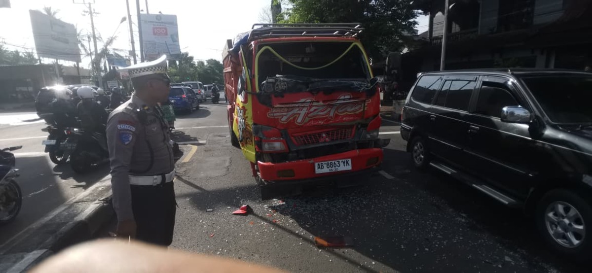 Rem Mendadak, Empat Kendaraan Tabrakan Beruntun di Simpang Empat Beran Sleman