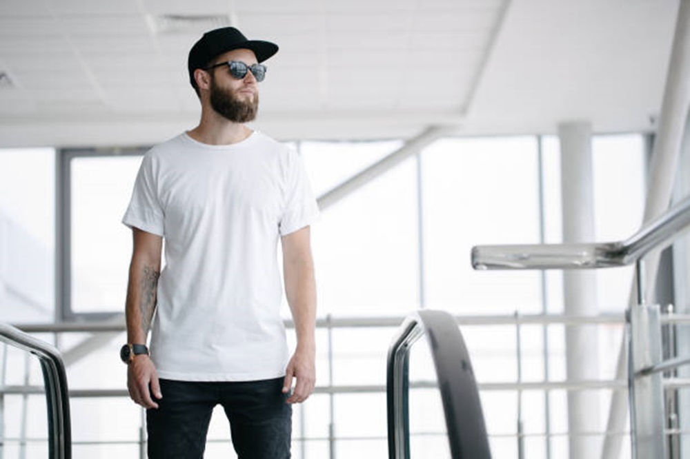 8 Outfit Basic Wajib Dimiliki Pria Agar Selalu Tampil Keren, Stylish dan Tampan