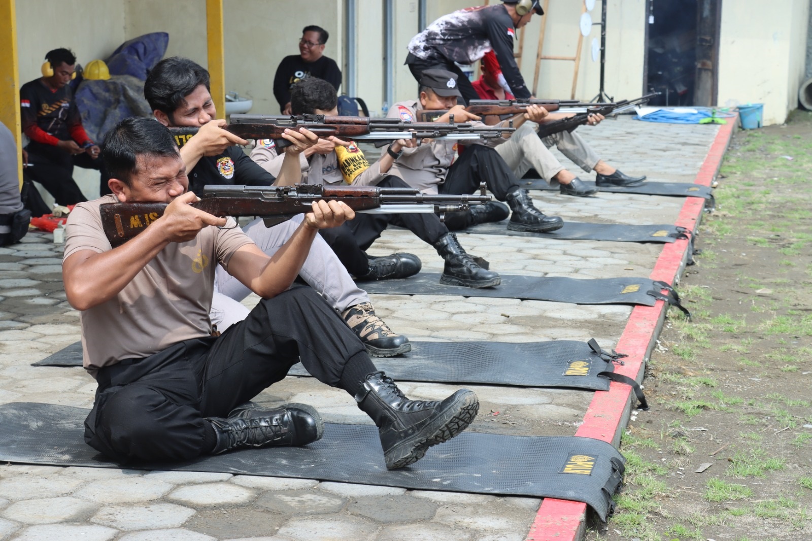 Polres Tegal Gembleng Kemampuan Menembak Bintara Remaja