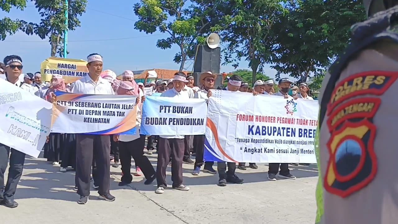 Ribuan PTT Brebes Geruduk Kantor Pemkab, Minta Diangkat ASN PPPK