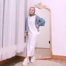 Inspirasi OOTD Hijab Kekinian Dengan Denim, Bikin Tampilan Fashionable & Simple 2025