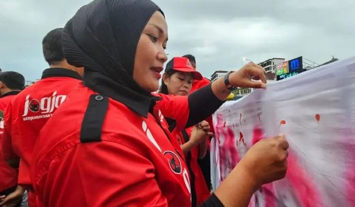 Bentuk Dukungan dan Teguhkan Tekad, DPC PDIP Kota Yogyakarta Gelar Aksi Cap Jempol Darah