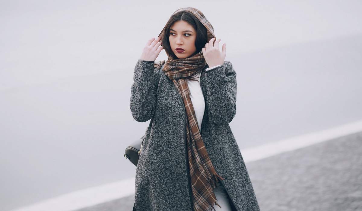 Elegan dan Berjiwa Muda, Simak 5 Tips Jitu Memakai Scarf untuk Paduan Gaya Busana Makin Stylish