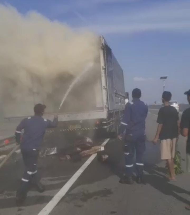 Truk Ekspedisi Pengangkut Paket Terbakar di Tol Pejagan-Pemalang