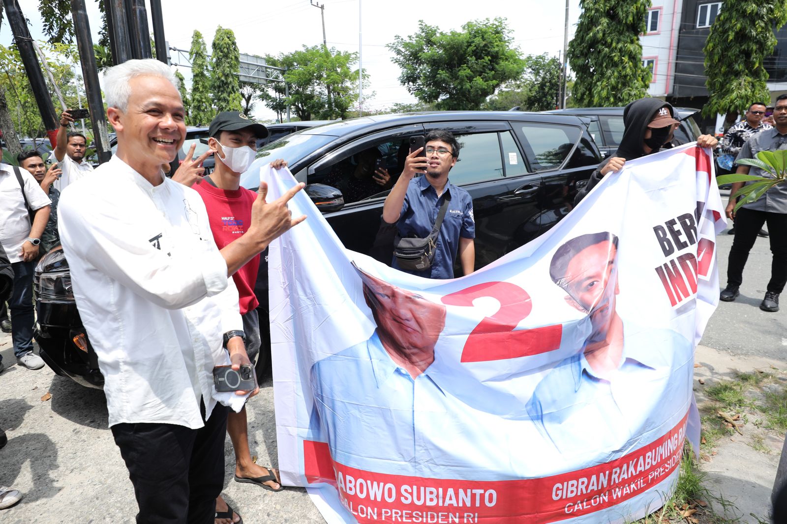 Dihadang Pendukung Prabowo saat Kampanye di Balikpapan, Ganjar Justru Ajak Mereka Makan Bersama