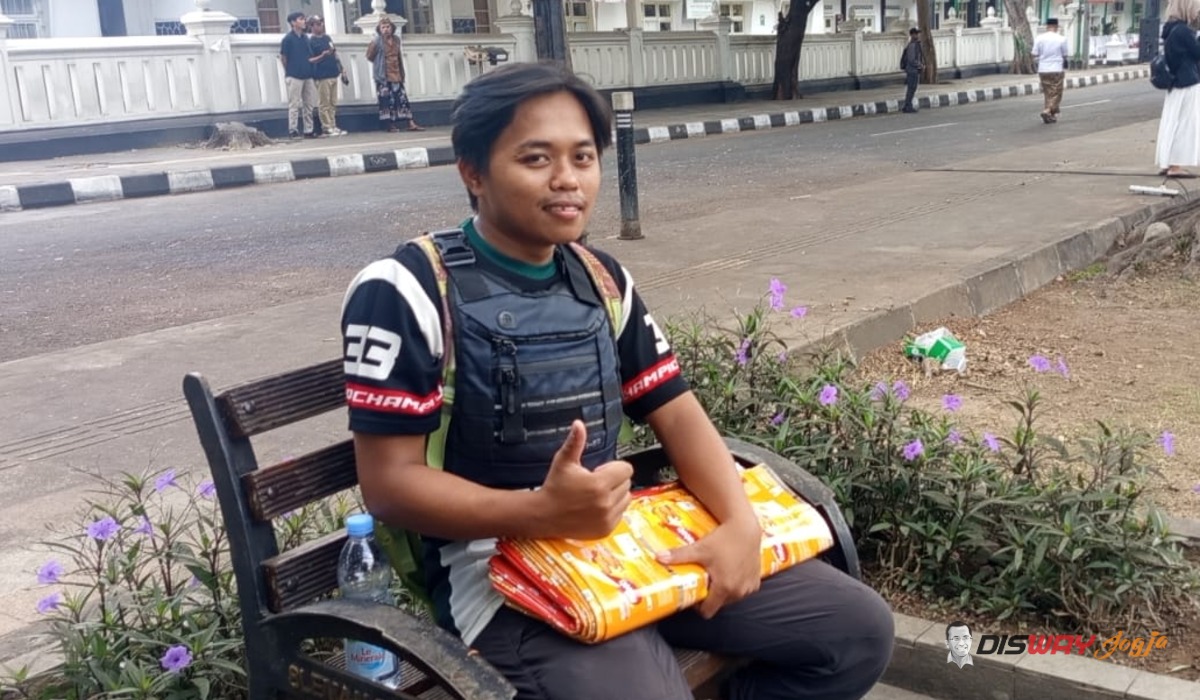 Sulit Cari Kerja, Irham Mustofa Jajakan Alas Duduk Plastik dari Event ke Event