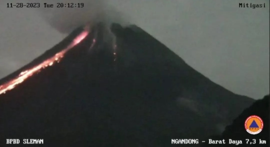 Gunung Merapi Keluarkan Lava Pijar 18 Kali Guguran