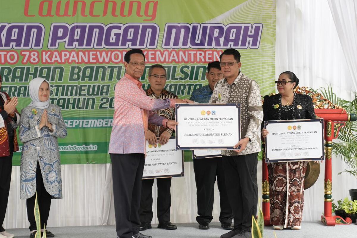 Sri Sultan Serahkan 25 Traktor ke Sleman, Dorong Ketahanan Pangan dan Produktivitas Petani