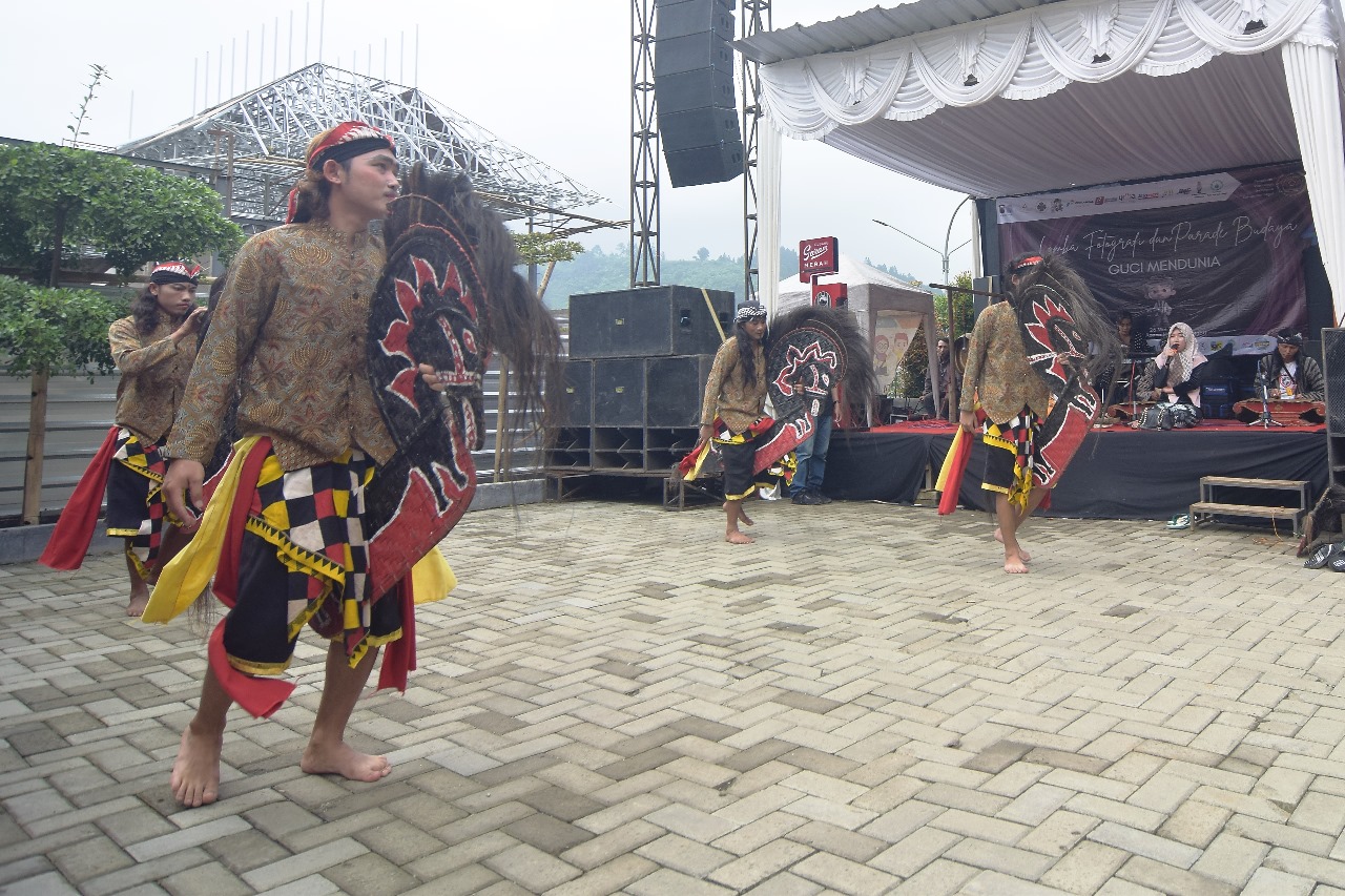 70 Peserta Ikuti Lomba Fotografi Guci Mendunia PWI Kabupaten Tegal, 6 Kesenian Meriahkan Parade Budaya