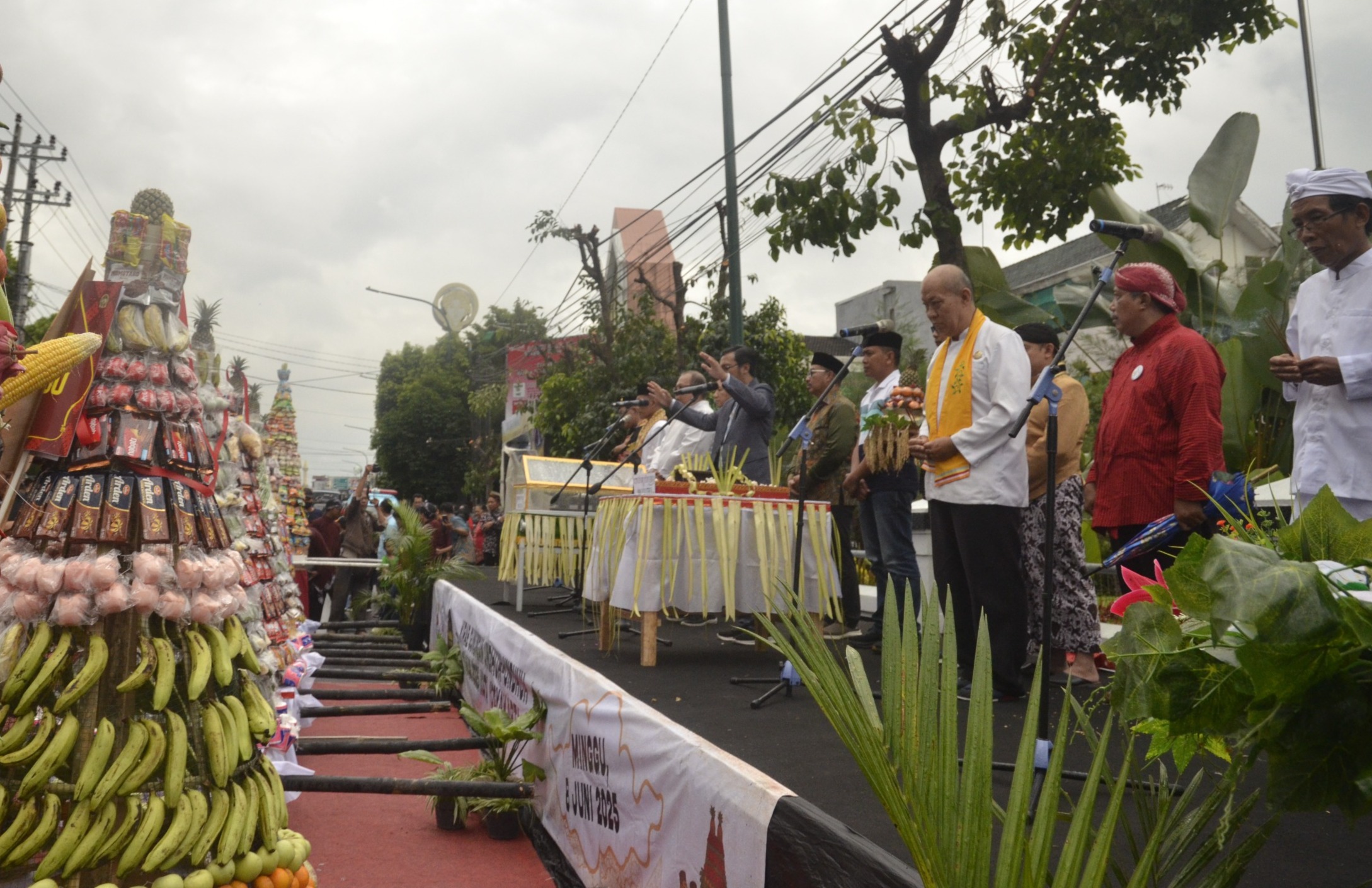  Warga Lintas Iman dan Agama Meriahkan Kirab Gunungan Undhuh-undhuh 2025