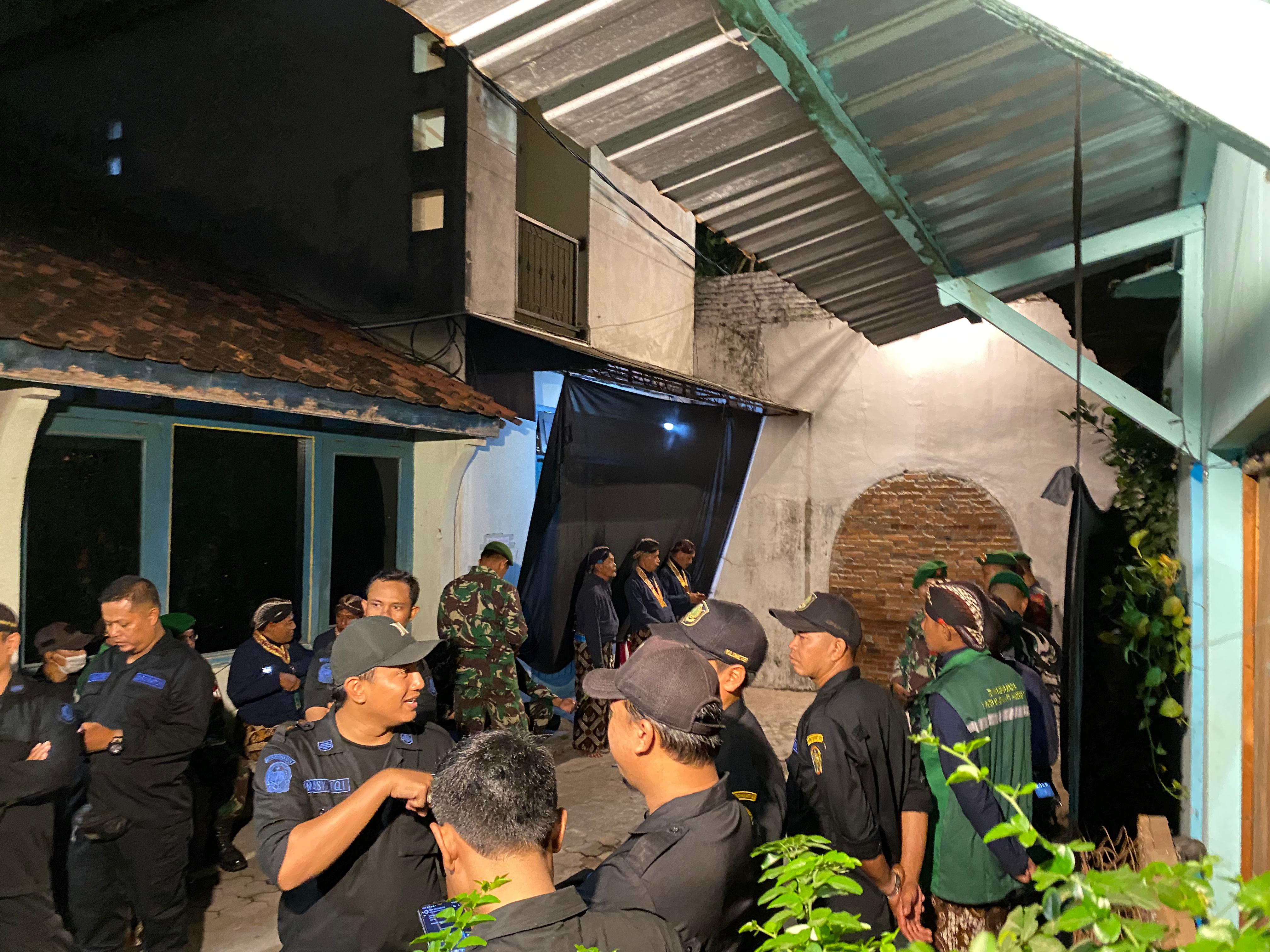 Tradisi Sewindu Jejak Banon, Sri Sultan HB X Robohkan Bata Sisi Selatan Masjid Gedhe