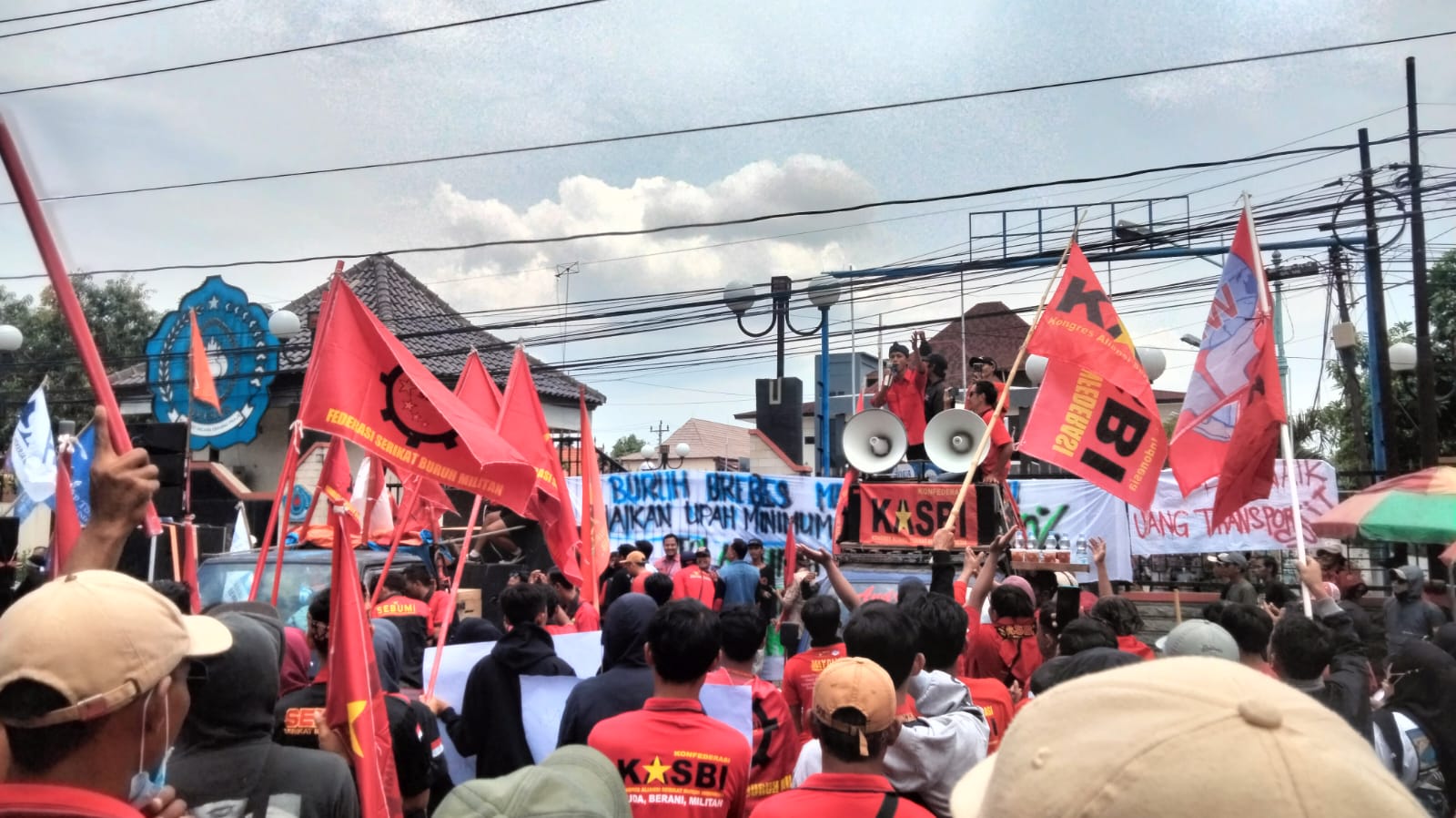 Desak Penerapan Upah Layak dan Tuntut Kesejahteraan, Ratusan buruh Geruduk Kantor DPRD Brebes Gelar Aksi Damai