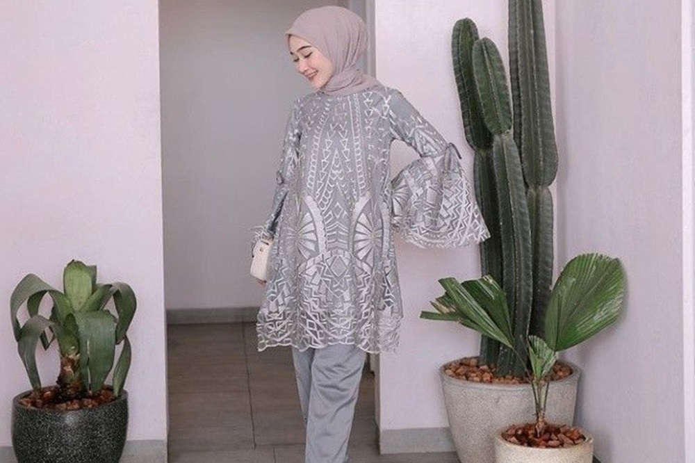Inspirasi Model Baju Pesta dengan Bawahan Celana, Wajib Dicoba untuk Tampil Nyaman dan Fashionable
