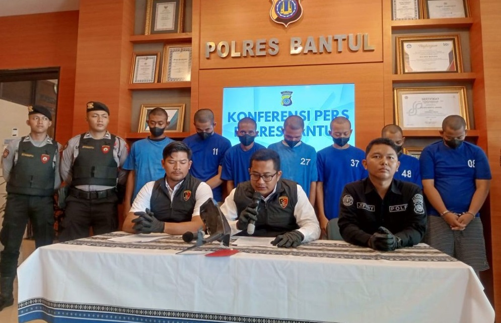 Polres Bantul Gelar Konferensi Pers dengan Menghadirkan 11 Orang Tersangka Pengeroyokan Remaja di Bantul