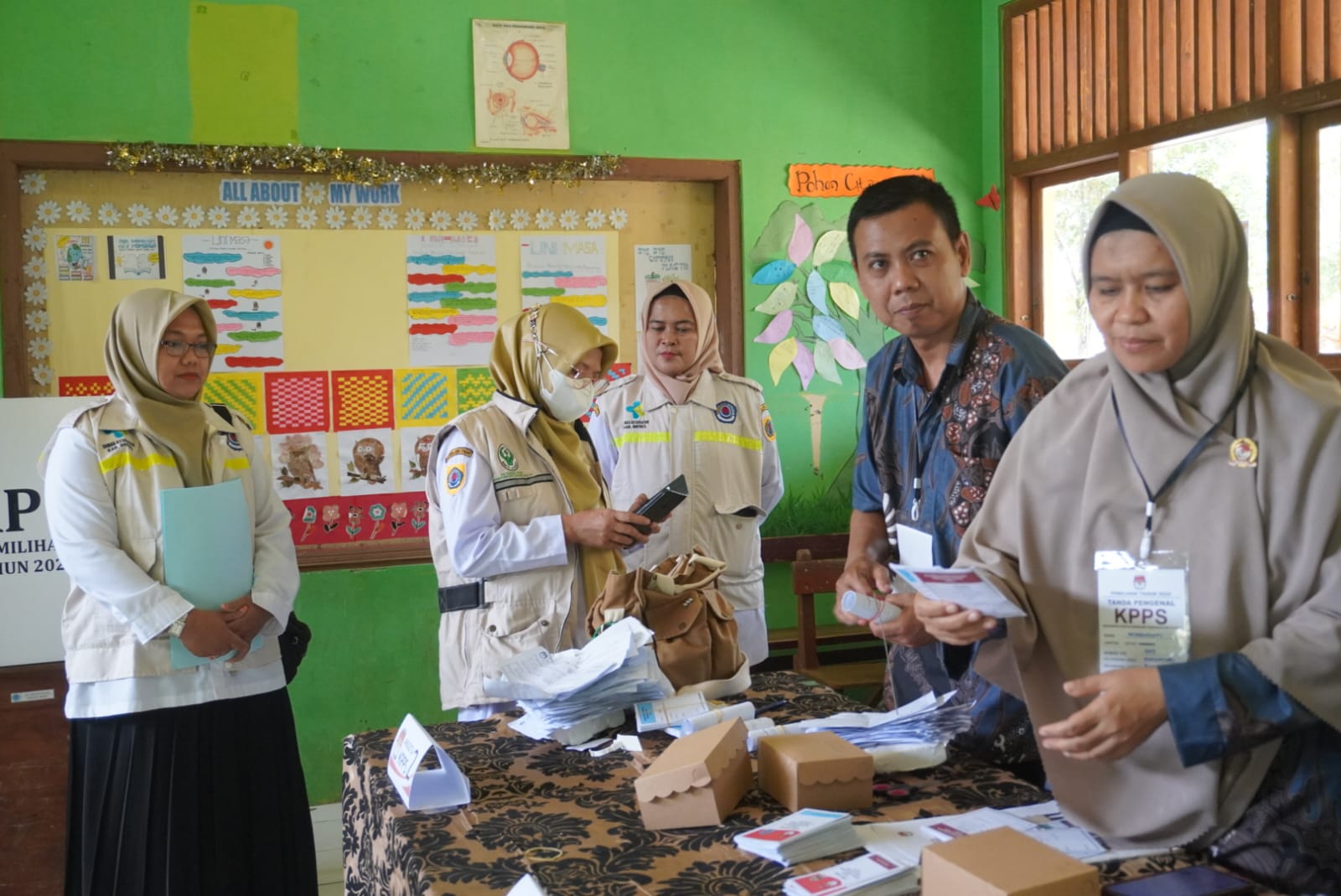 Kadinkes Brebes dan Puskesmas Blusukan ke TPS, Jamin Kesehatan Petugas KPPS Gelar Pilkada Serentak 2024