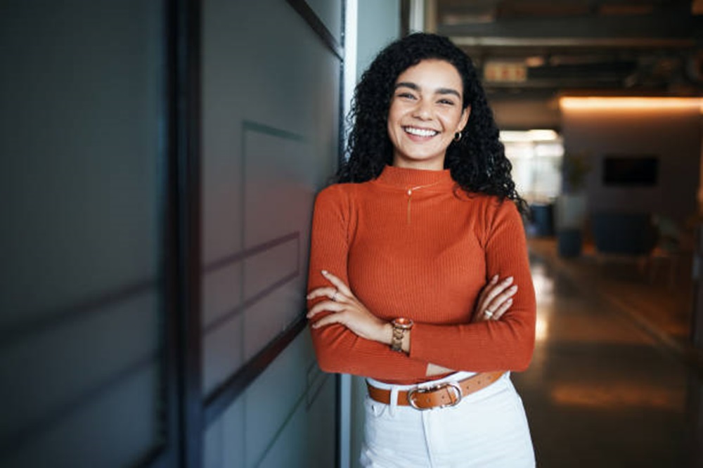 Inspirasi Penampilan Chic dan Elegan dengan OOTD Celana Putih Wanita, Intip Disini