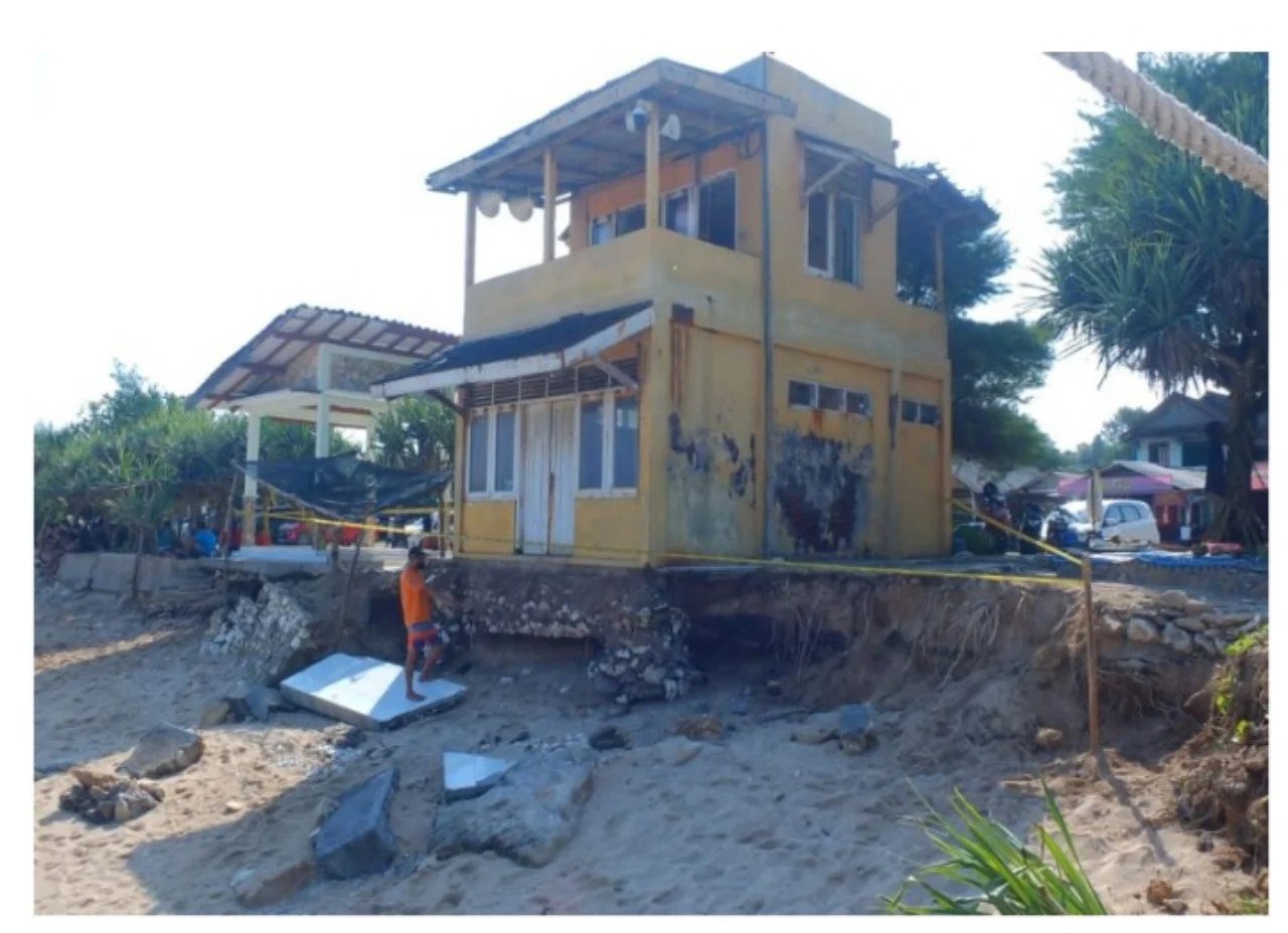 Ngeri! Bangunan di Pantai Selatan Ini Nyaris Ambles Diterjang Gelombang Pasang 