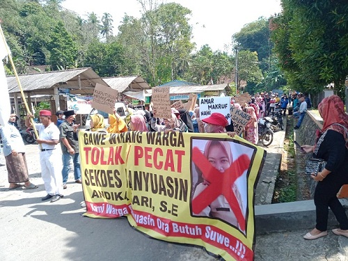 Akhirnya, Sekdes Banyuasin Kembaran Dinonaktifkan, Ratusan Warga Tanda Tangani Petisi Pemecatan 