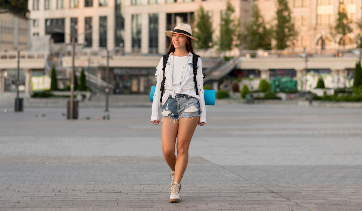 Menarik dan Fungsional, Simak 5 Ide Paduan Outfit Terbaik untuk Jalan-Jalan yang Simpel