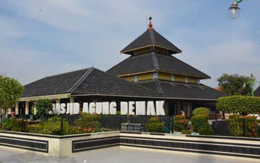 Masjid Agung Demak: Keagungan Sejarah dan Keunikan Arsitektur!