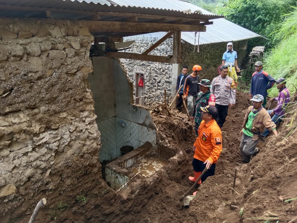 Tanah Longsor di Bumijawa, Timbun Rumah Warga Desa Dukuhbenda