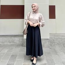 Inspirasi Gaya Busana Wanita Hijab Rok Untuk Ke Kantor, Tampil Modis Dan Stylish Profesional