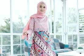 Inilah 8 Inspirasi Busana Hijab Dengan Batik Kombinasi Brokat, Tampil Cantik dan Elegan Untuk Muslimah Modern