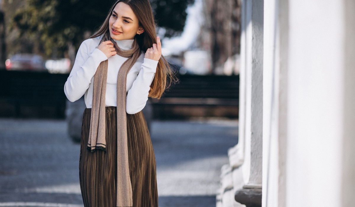 Cocok untuk Santai hingga Acara Formal, Simak 5 Ide Kombinasi Rok Plisket Wanita Tahun 2025