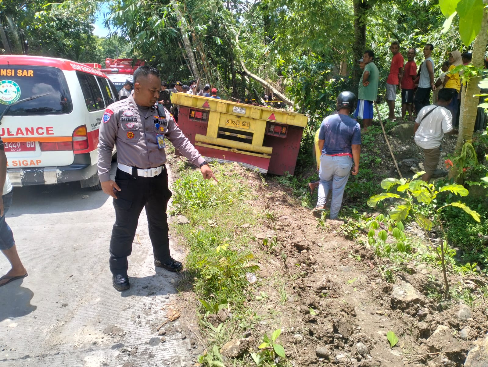 Truk Traktor Masuk Jurang Usai Tabrak Motor di Lendah Kulon Progo, Dua Orang Luka Berat