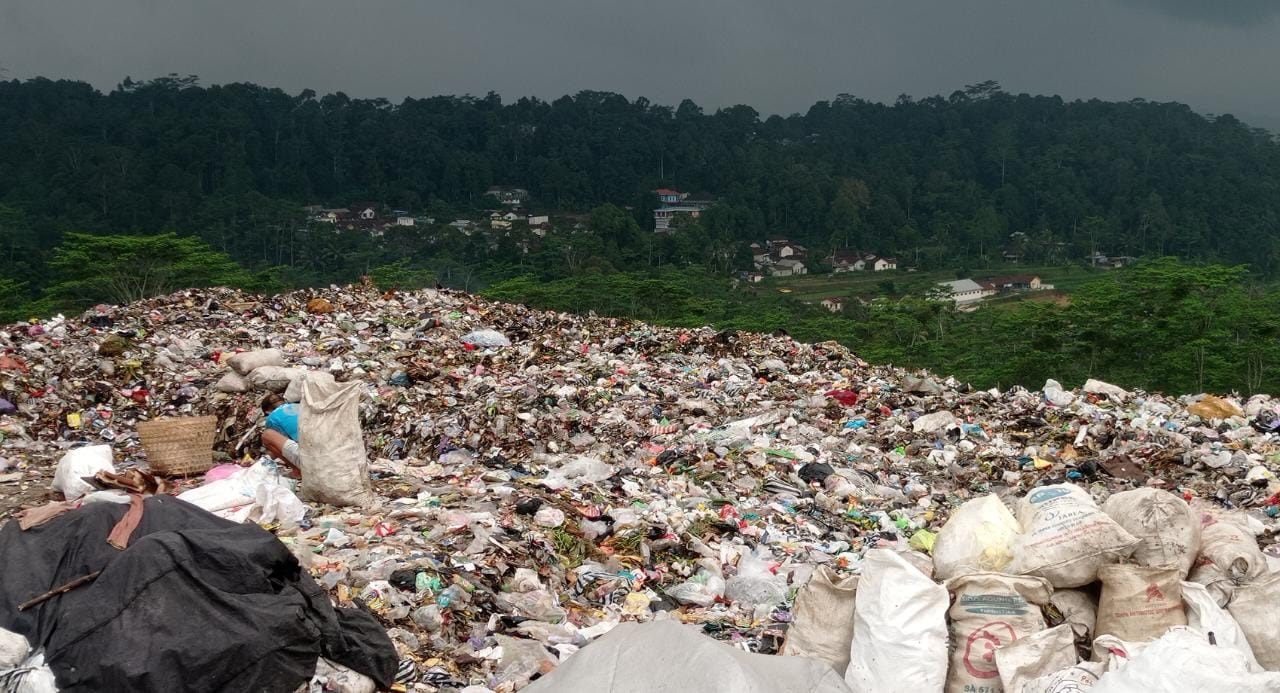 Warga Ngamuk Buang Sampah di Kantor DLH Wonosobo, Ini Penjelasan Kades Kayugiyang