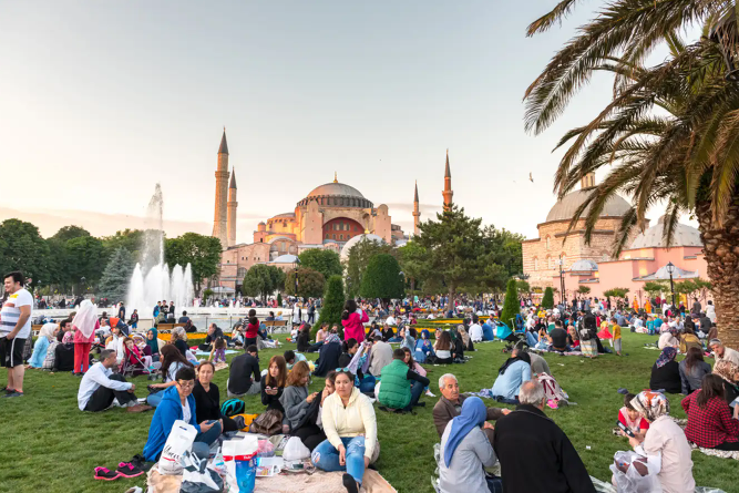 Bepergian Selama Bulan Ramadan? Jangan Takut! Terapkan 5 Tips Praktis Ini untuk Melancarkan Puasa