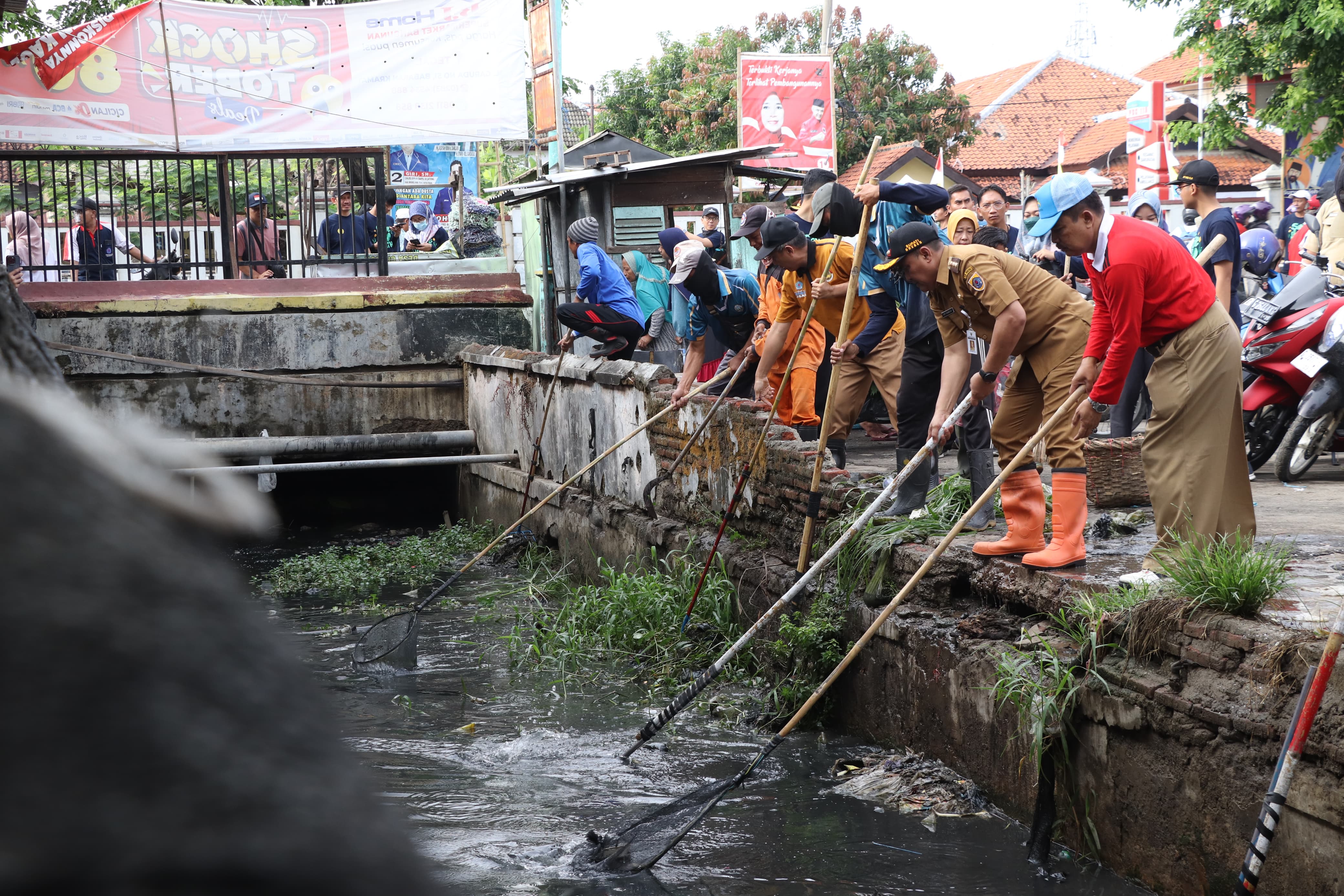 Hilangkan Kesan Kumuh, Pj Bupati Brebes Pimpin Bersihkan Sampah di Aliran Irigasi Pasar Induk