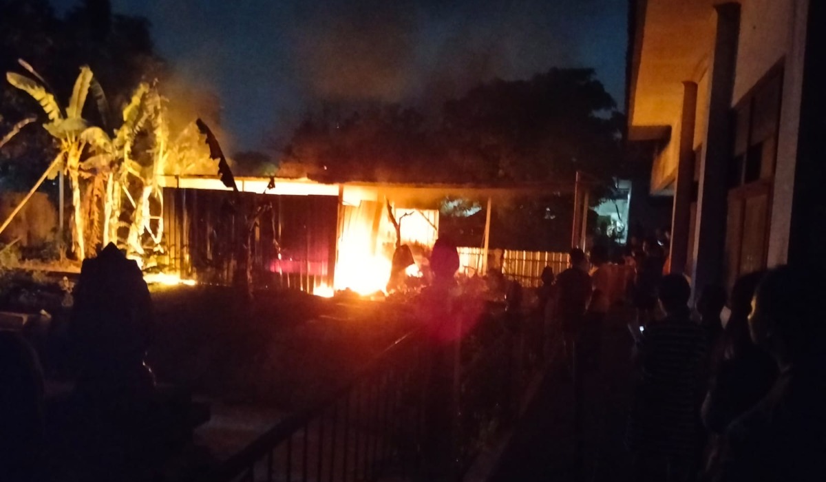 Tumpukan Sampah di Belakang Pasar Ngasem Terbakar, Damkarmat Kerahkan Dua Armada