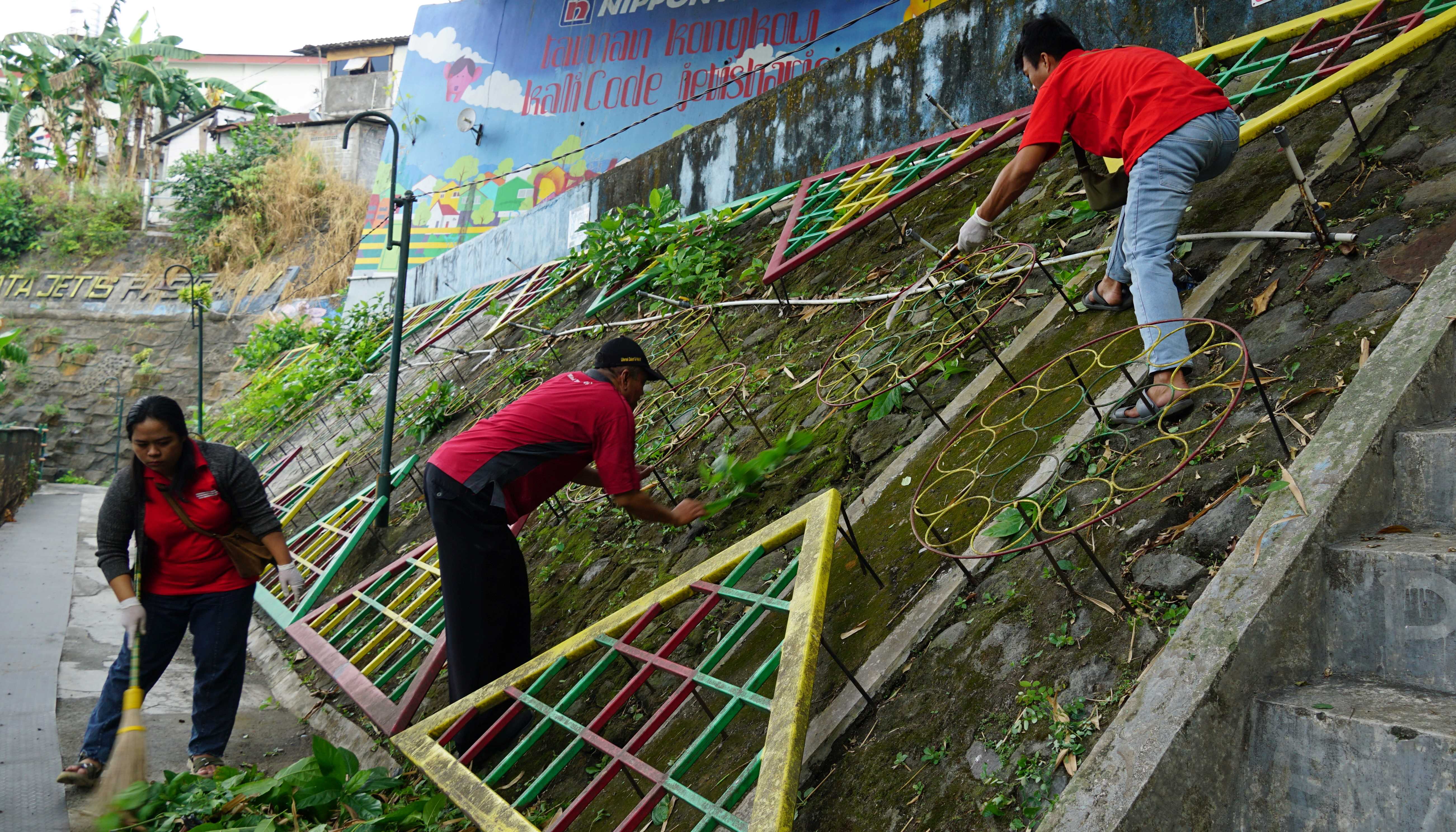 Puluhan Warga Lintas Agama Lakukan Bersih-bersih Bantaran Sungai Code