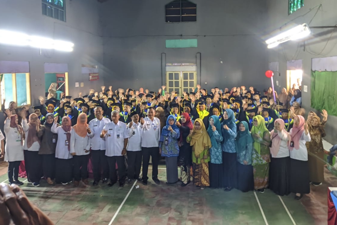 82 Murid Sekolah Lansia Matahari Desa Sridadi Jalani Wisuda, Wujudkan Lansia Bahagia