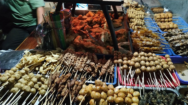 Surga Angkringan Jogja Tempat Makan 'Sate-satean' Murah yang Bikin Kenyang