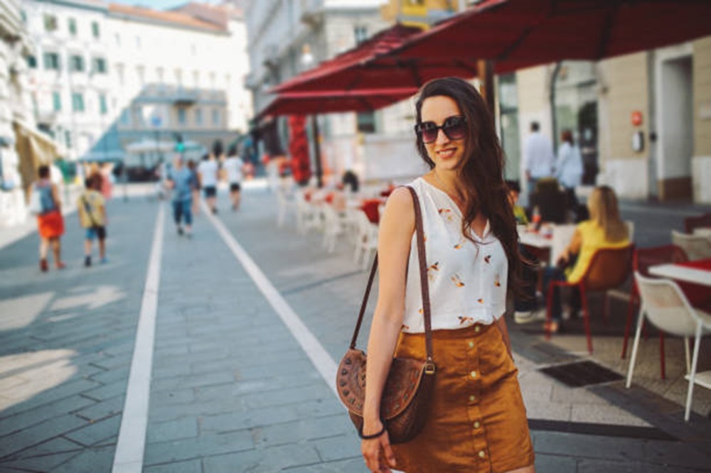 7 Kombinasi Warna Atasan untuk Rok Span Cokelat, Bikin Look Jadi Manis