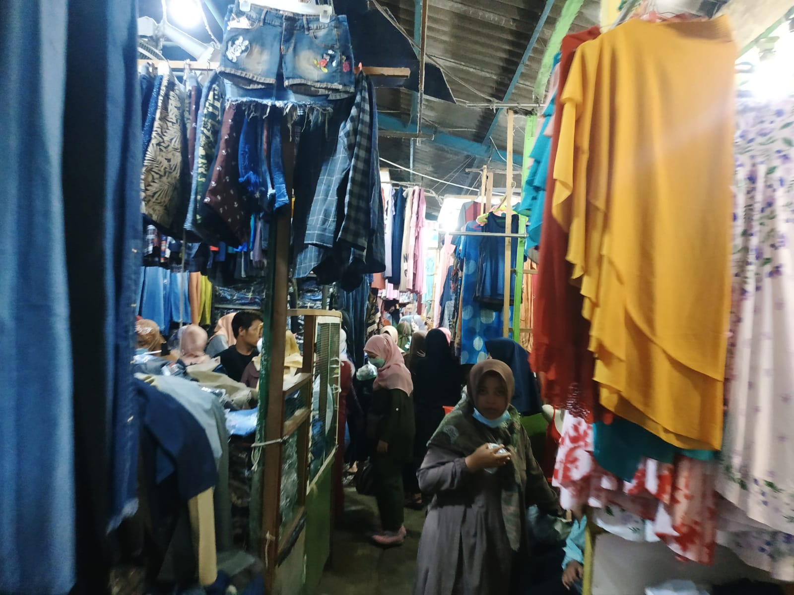 Tak Hanya Sembako, Penjual Pakaian di Tegal Sepi Pembeli 