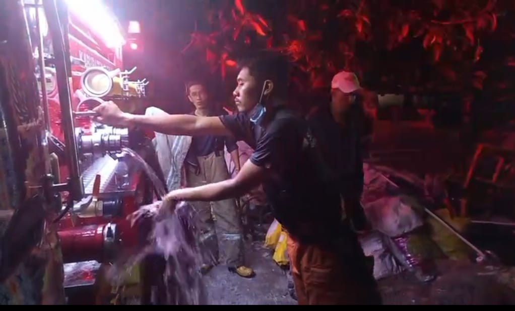Dua Rumah Nyaris Terbakar Setelah Kobaran Api Setinggi 6 Meter Membakar Timbunan Sampah Di Belakang Rumahnya