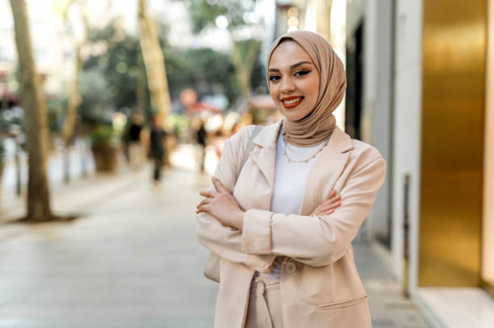 9 Ide Padu Padan Blazer Wanita Hijab, Tampilan Formal Hingga Kasual yang Menarik