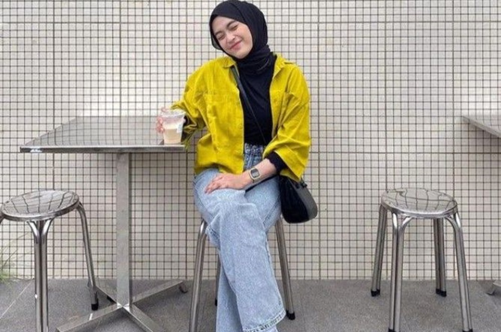 Pilihan Warna Celana untuk Baju Warna Lemon, Tampil Berani dengan Lebih Fresh