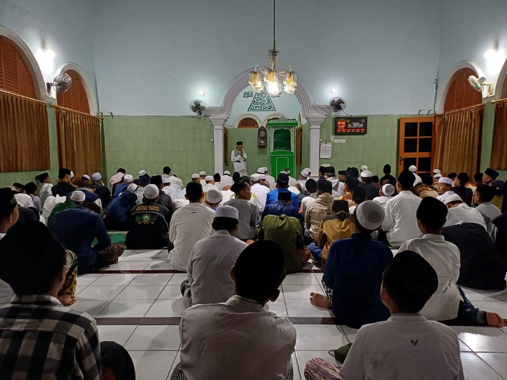 Ziarahi Makam Mbah Hisyam, Rombongan Santri Banten Doakan Ganjar Jadi Presiden