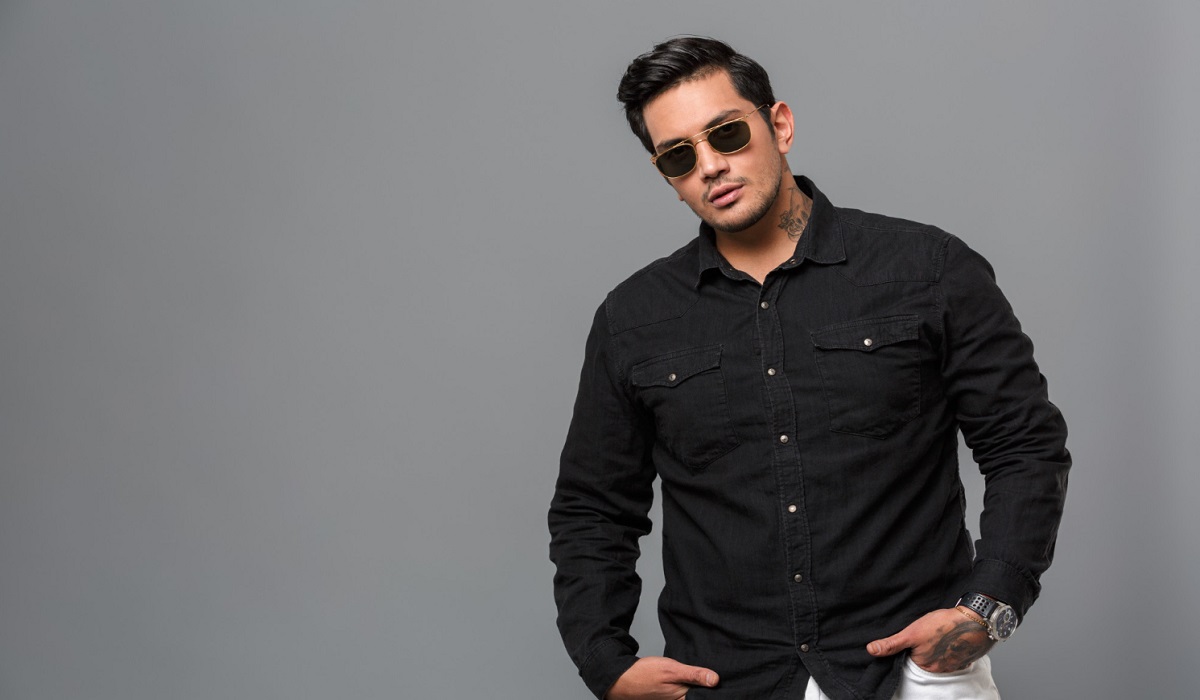 Cocok untuk Acara Kasual hingga Formal, Ini Dia 6 Ide Styling Outfit Pria dengan Kemeja Hitam, Cek Disini