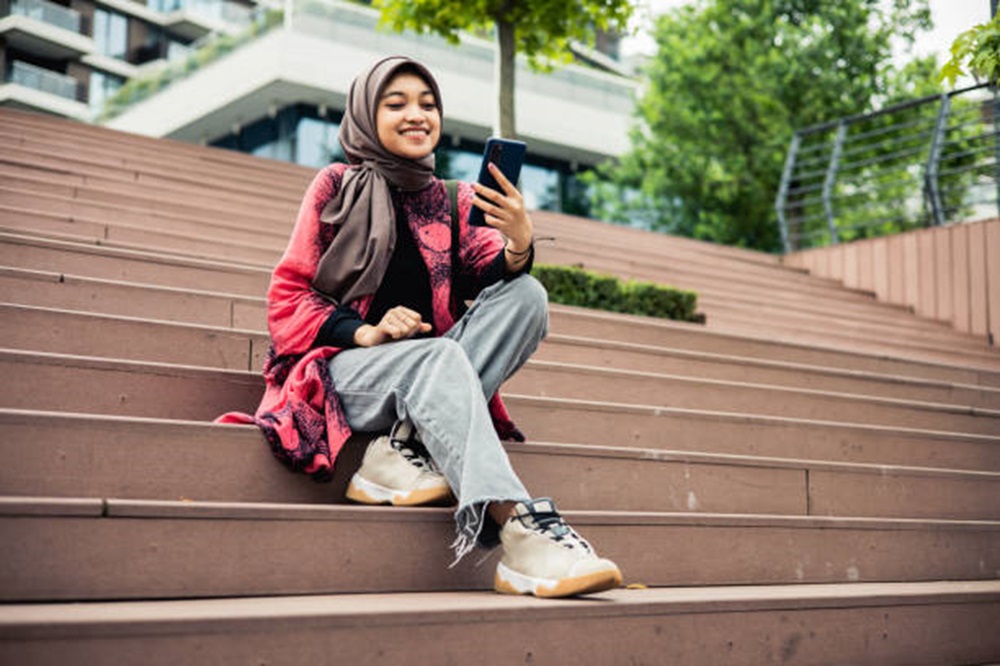 7 Tips OOTD Hijab untuk Wanita Bertubuh Mungil, Tampak Jenjang dengan Tampilan Ideal