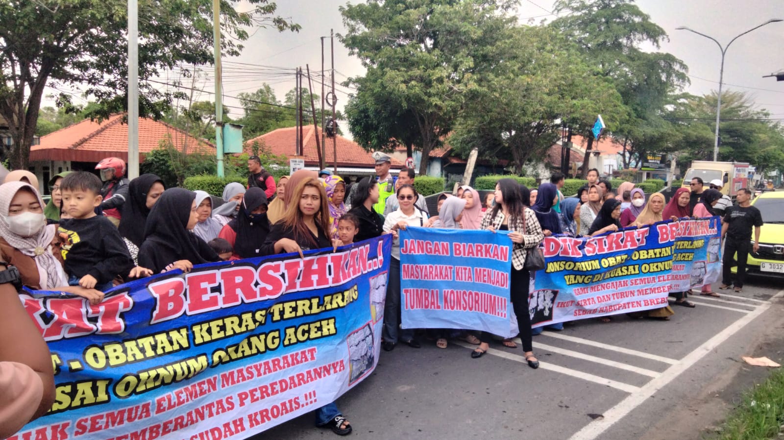 Protes Warung Aceh Jual Bebas Obat Keras Tanpa Resep, Ratusan Warga Brebes Geruduk Kantor DPRD