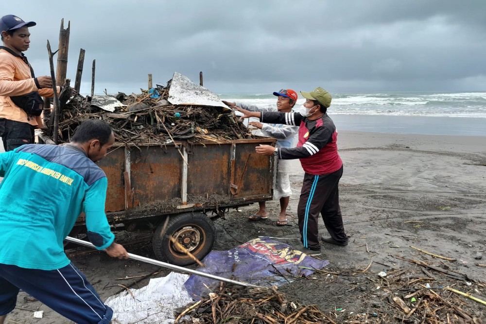 Pantai Parangtritis Diserbu Sampah Kiriman, Serpihan Kayu Menggunung Akibat Arus Laut Bergeser ke Timur