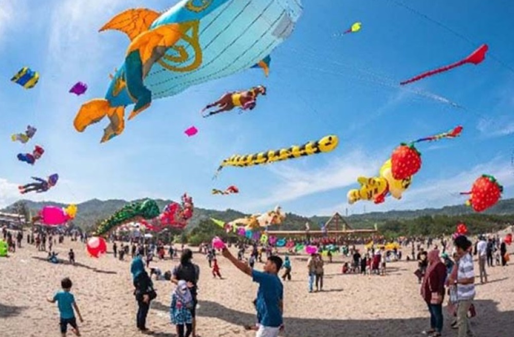 Keren, Ratusan Pelayang Unjuk Ekspresi Seni dan Kemahiran di Jogja International Kite Festival