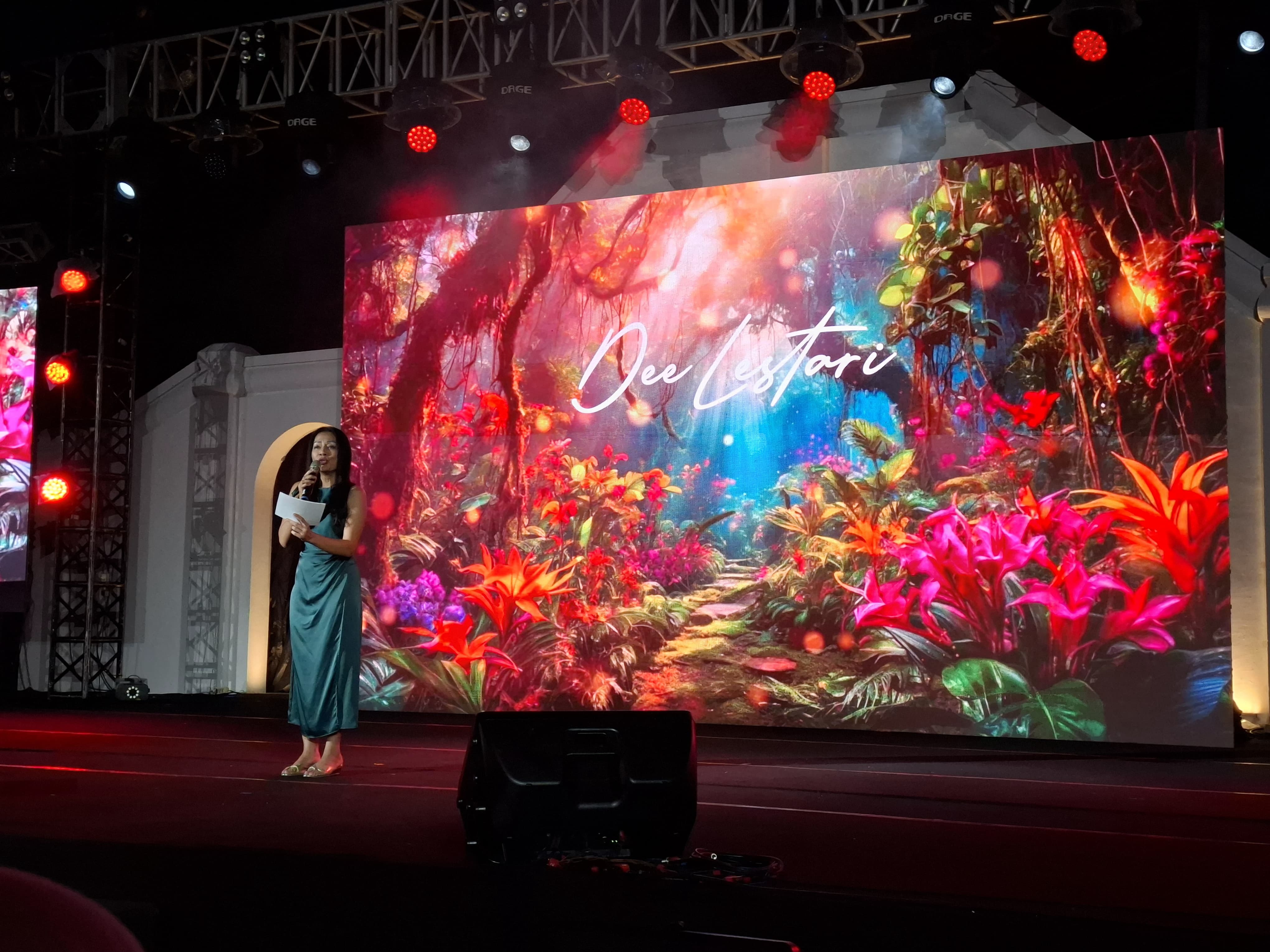Dewi Lestari Tampilkan Musical Storytelling Aromakarsa di Penutupan FSY 2025