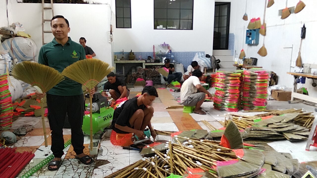 Produk Sapu Rayung Watukumpul Binaan KPwBI Tegal Sukses Ekspor ke Luar Negeri